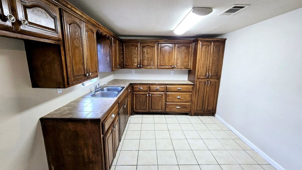 2113 W 3rd St - Photo 6 of 12