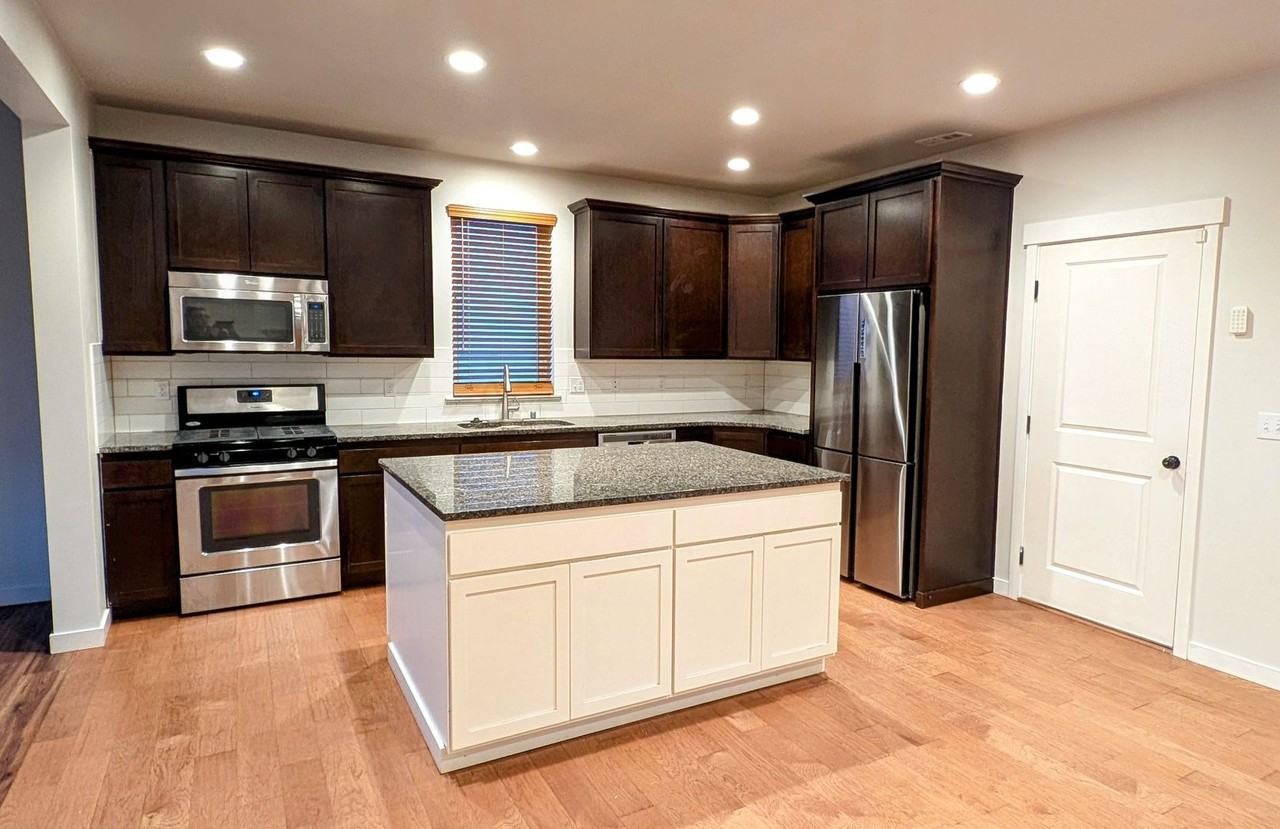 625 Covington Ave - Photo 4 of 27