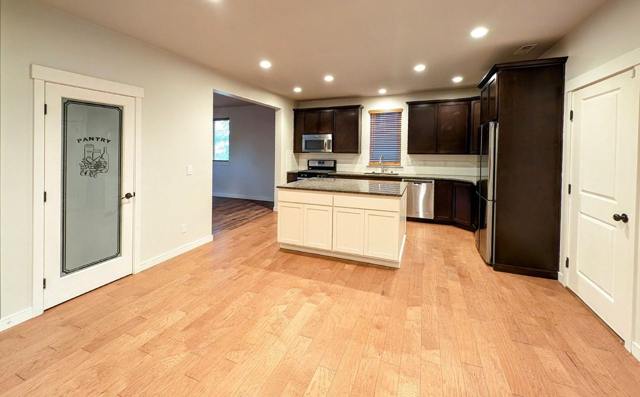 625 Covington Ave - Photo 3 of 27