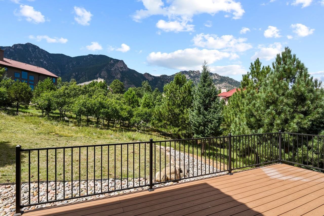 5440 Broadmoor Bluffs Dr - Photo 3 of 29