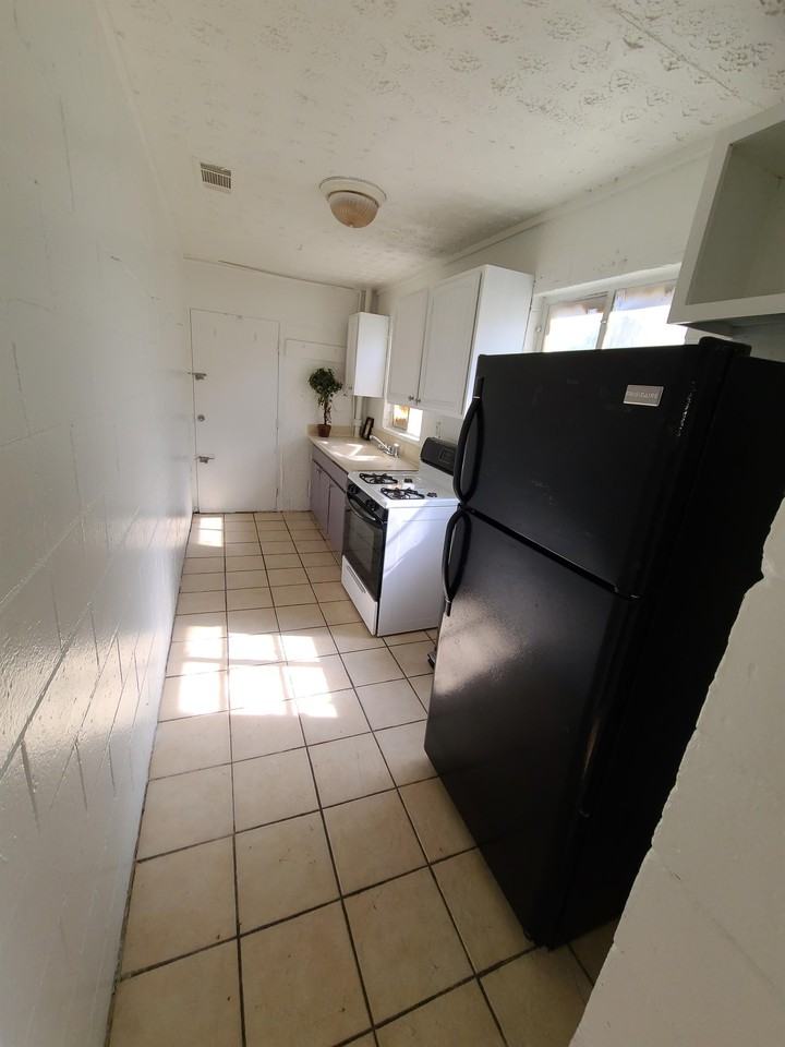 1178 Garibaldi - Photo 3 of 6