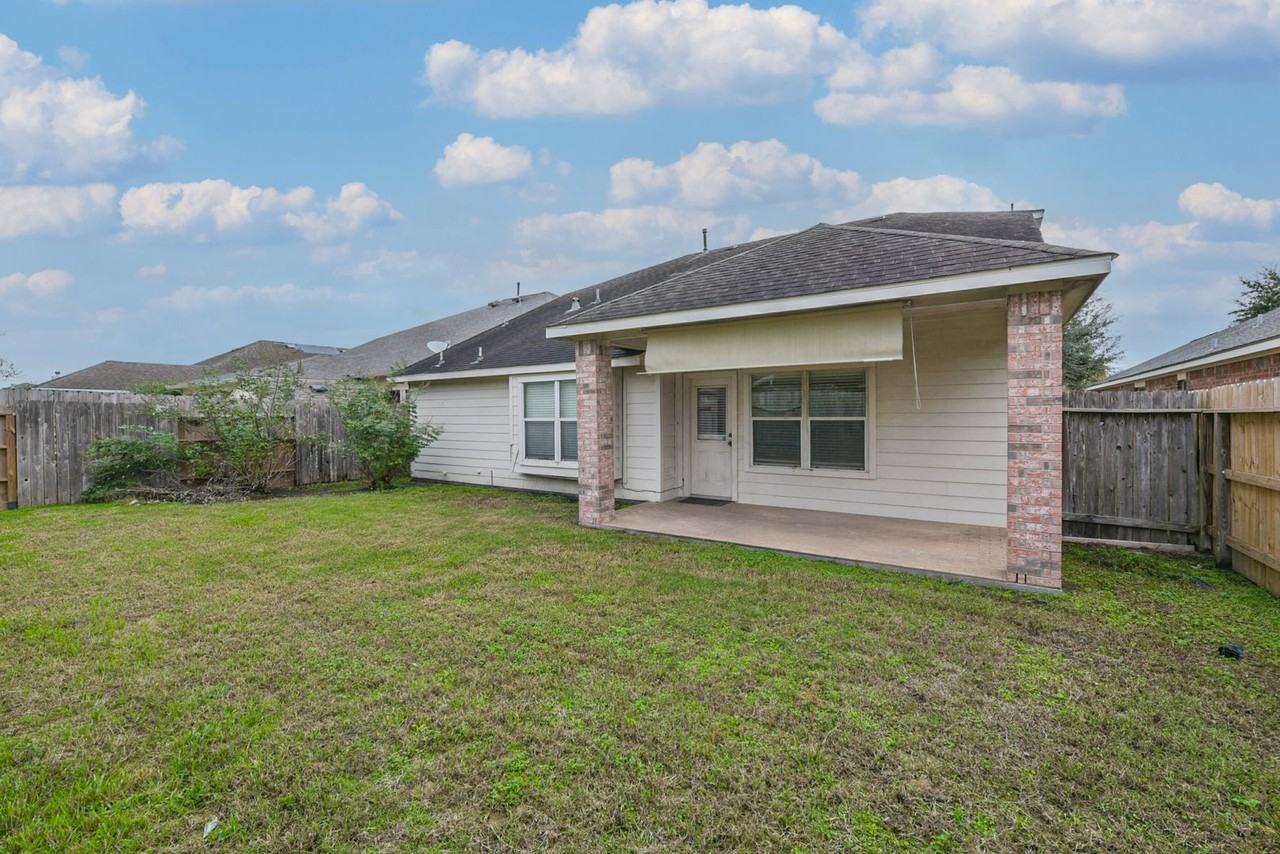 1219 Colonial Manor Dr - Photo 2 of 37