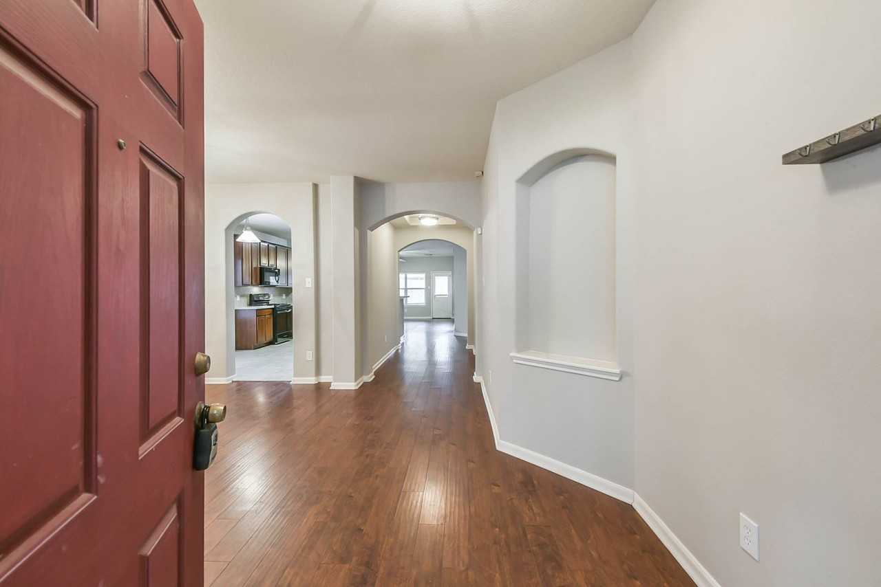 1219 Colonial Manor Dr - Photo 4 of 37