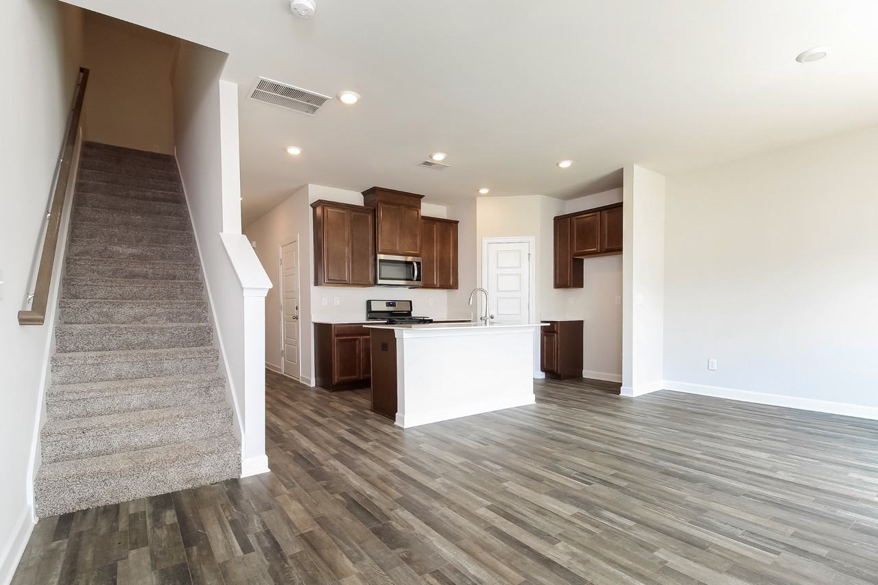 214 Telford Dr - Photo 3 of 18