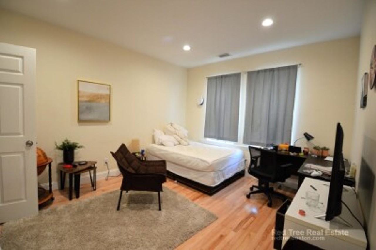 94 Pleasant St - Photo 4 of 11