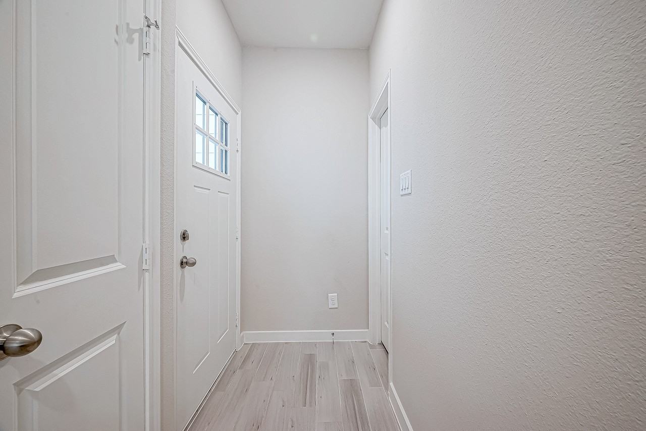 1547 Revolution Way - Photo 5 of 30