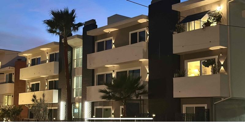 2447 N Beachwood Dr #8 - Photo 2 of 10