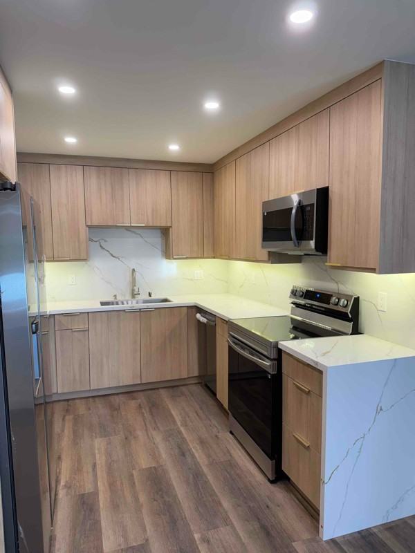 2447 N Beachwood Dr #8 - Photo 3 of 10