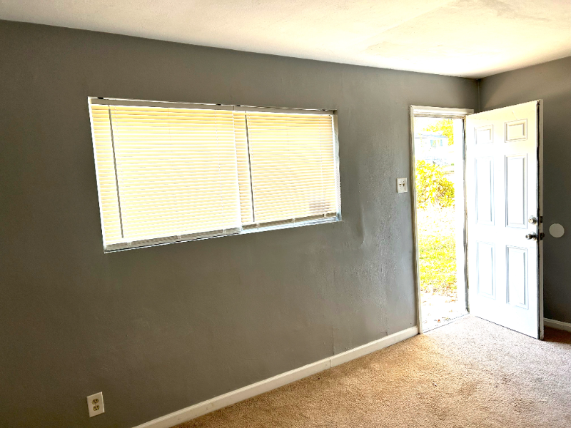 10140 Earl Dr - Photo 2 of 9