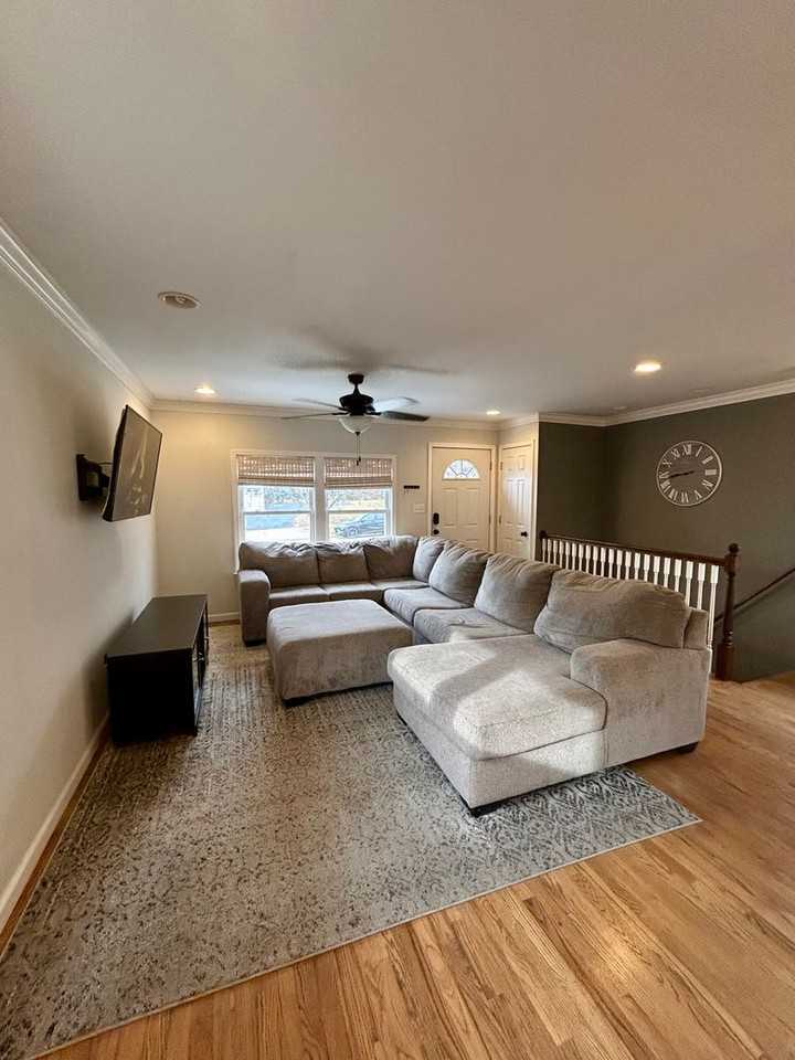 1520 Bredell Ave - Photo 3 of 21