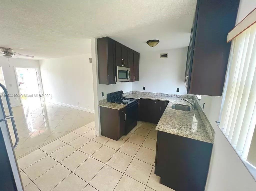 281 Ne 40th St #F1R - Photo 2 of 8