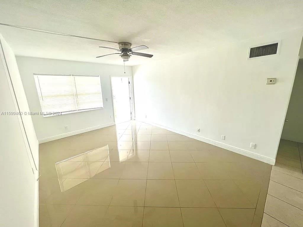 281 Ne 40th St #F1R - Photo 3 of 8