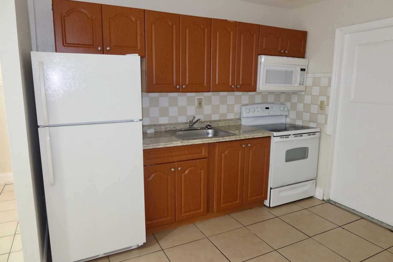 1221 Nw 63rd Ave - Photo 3 of 32