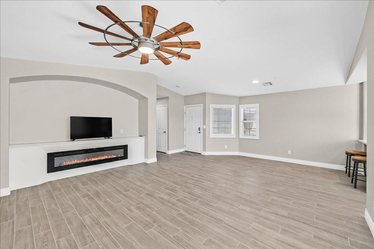1464 Amitola Ave - Photo 4 of 27
