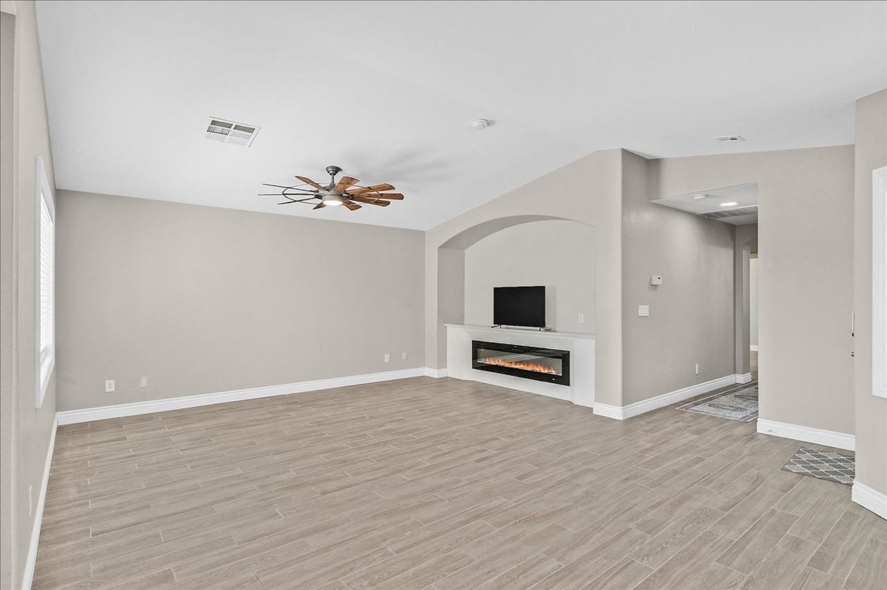 1464 Amitola Ave - Photo 5 of 27