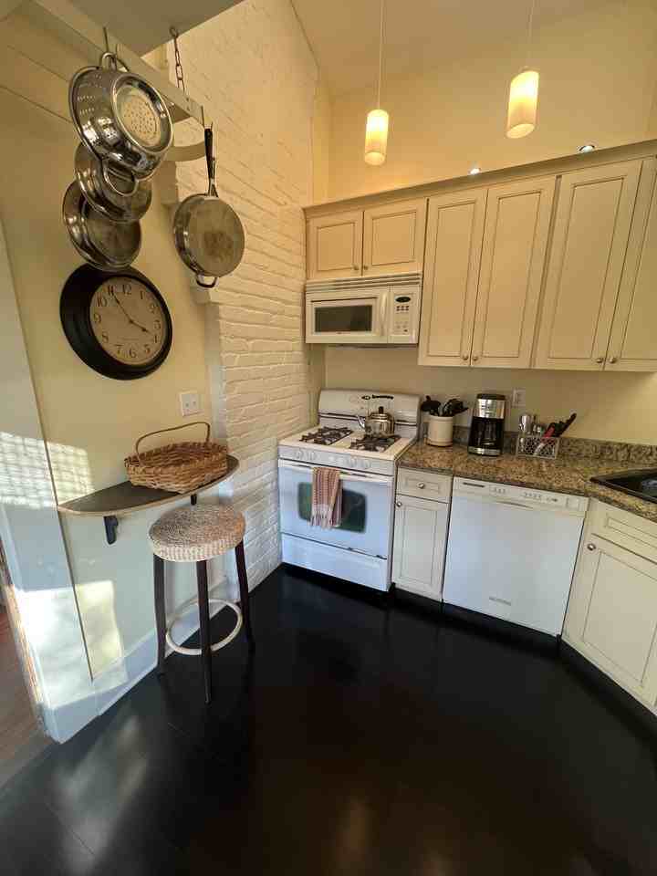 147 E Chestnut St #3 - Photo 4 of 20