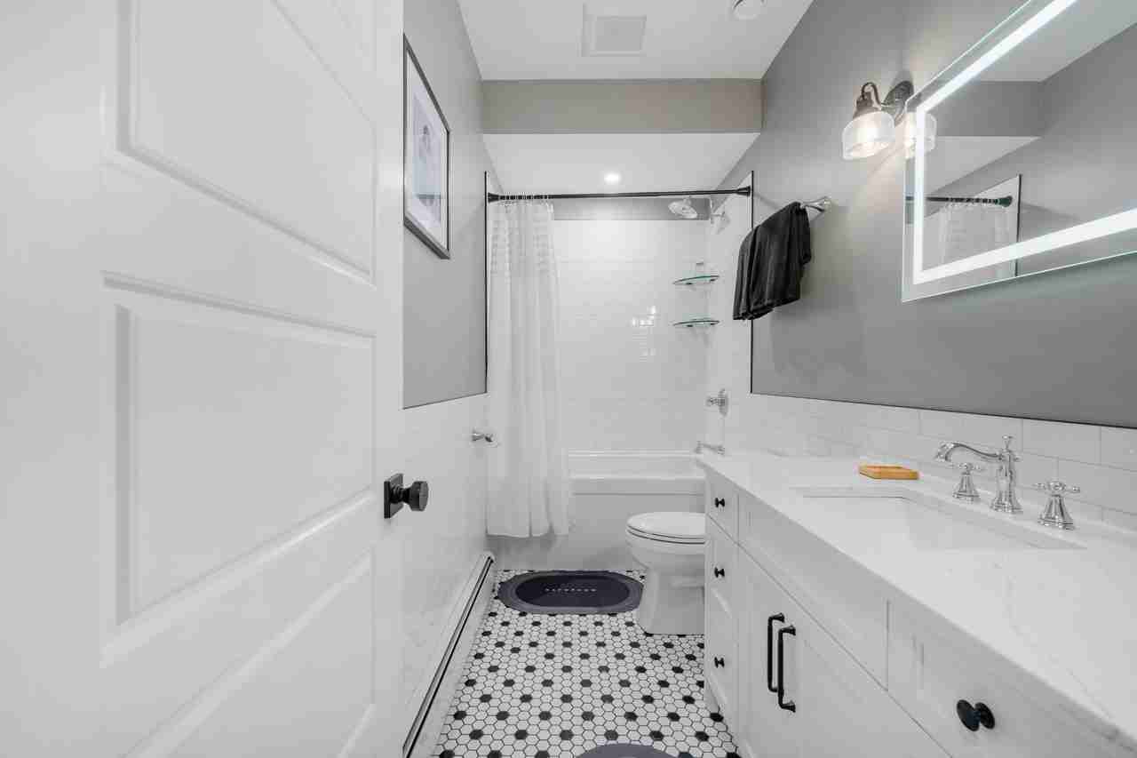 232 20 Avenue Northeast ##4 - Photo 3 of 41