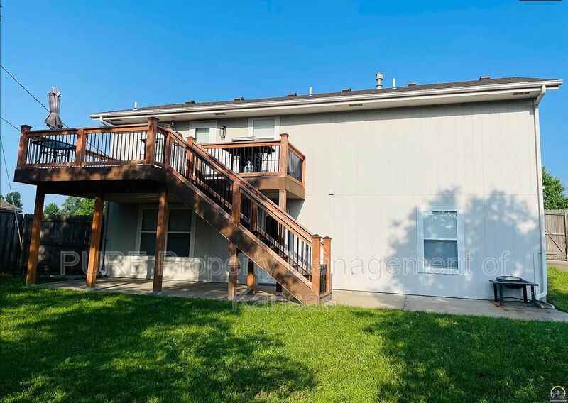 2424 Sw Romar Rd - Photo 2 of 17