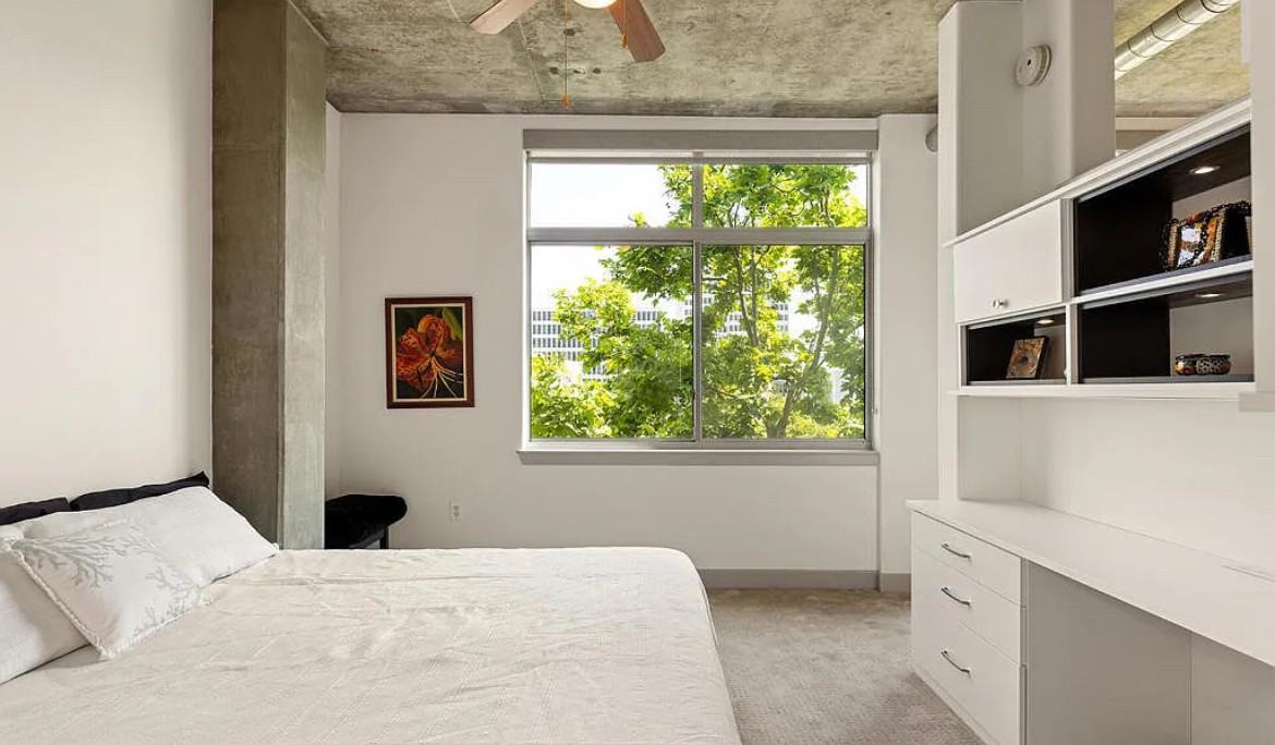 840 E Green St - Photo 3 of 8