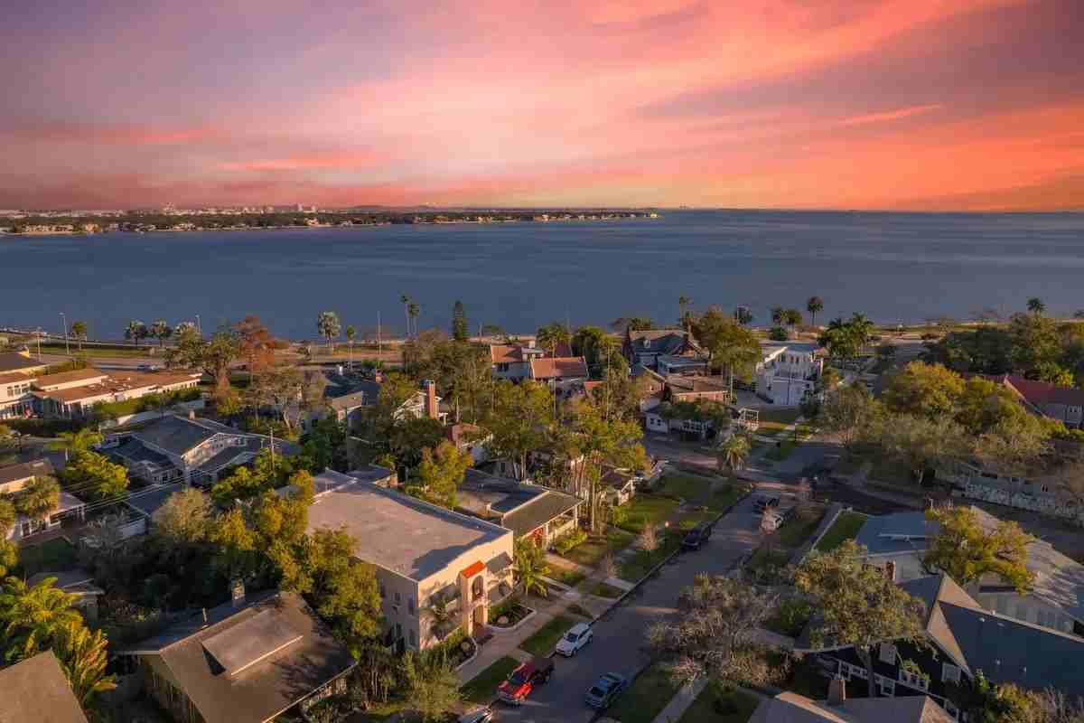 916 South Oregon Avenue - Photo 2 of 8