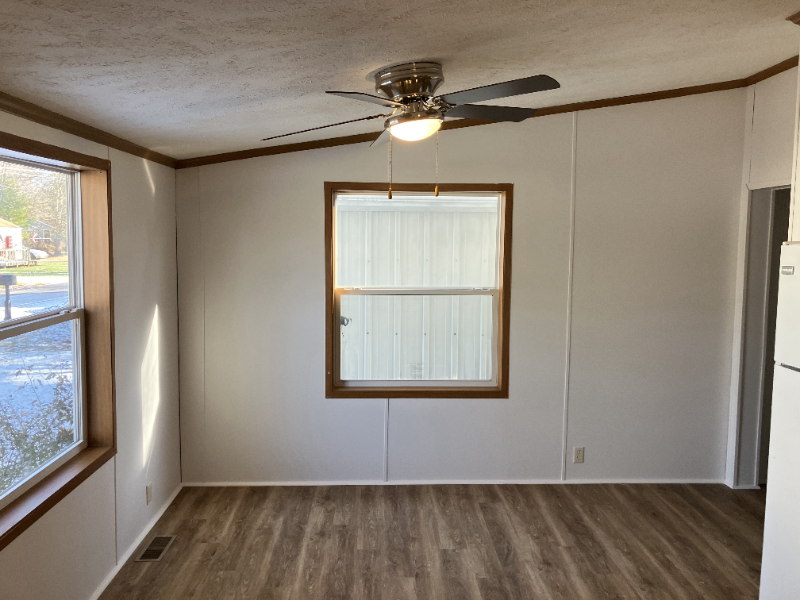 215 Barton St - Photo 2 of 15