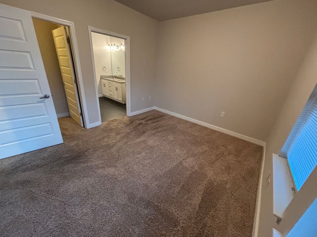 Beach Place Apartments - Photo 7 of 11