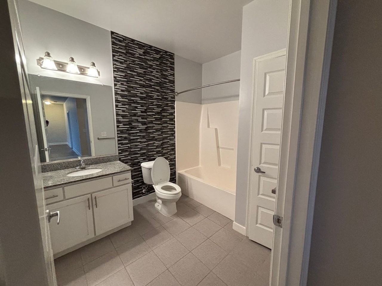 Beach Place Apartments - Photo 6 of 11