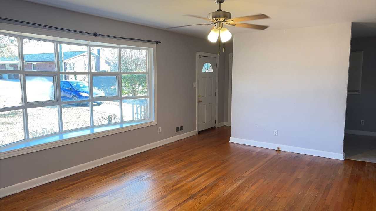 504 Stroud Rd - Photo 3 of 12