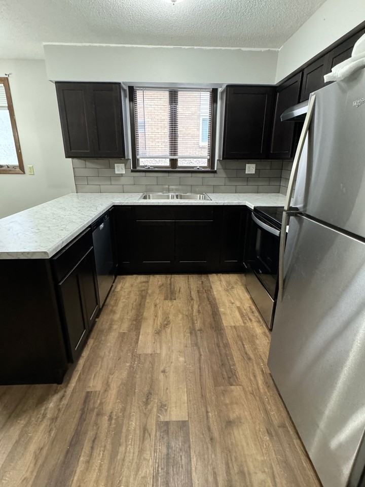 426 Commodore Dr #426 - Photo 6 of 9