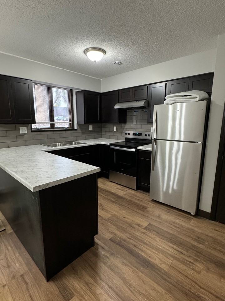 426 Commodore Dr #426 - Photo 7 of 9