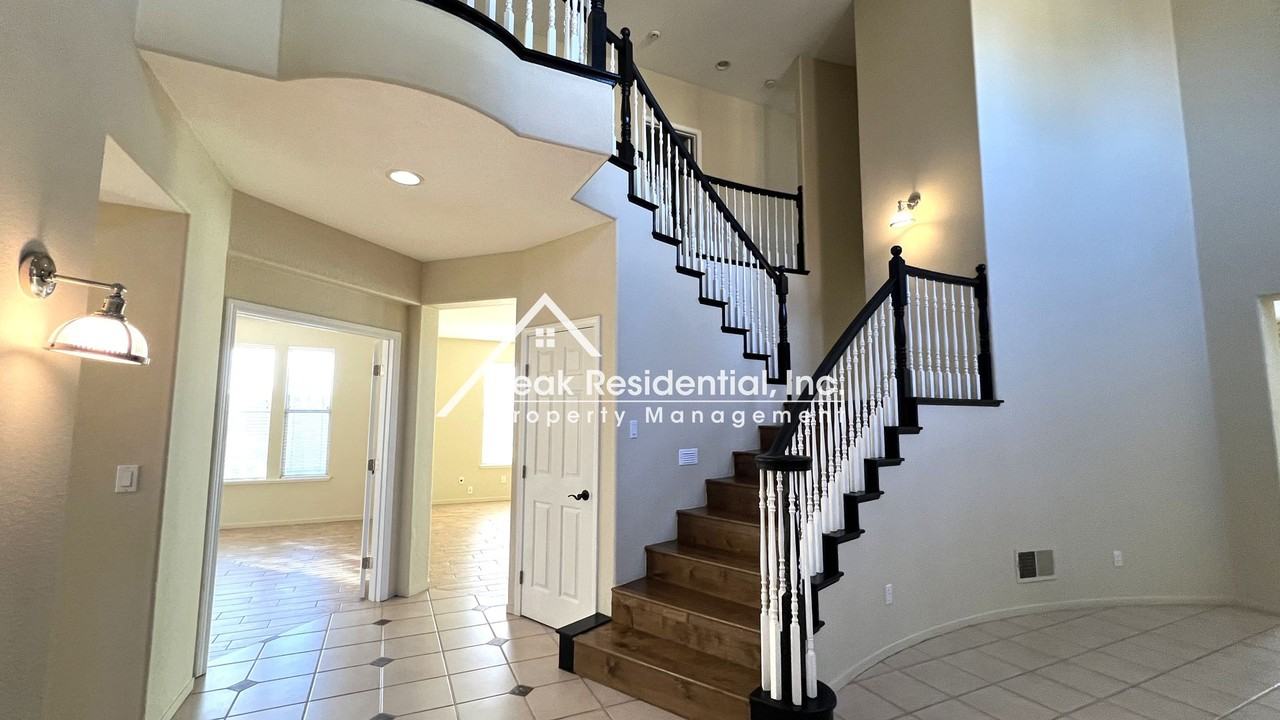 2830 Ashland Dr - Photo 3 of 40