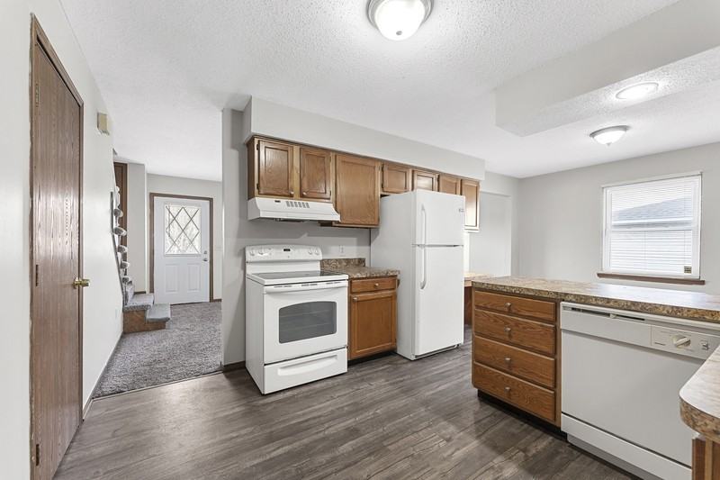 1004 Shadow Ln - Photo 2 of 8