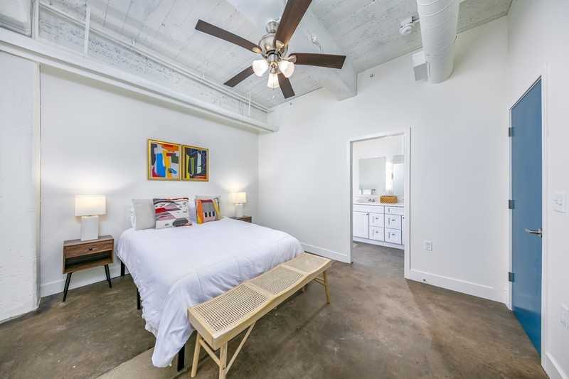 3130 Gillham Rd - Photo 4 of 12