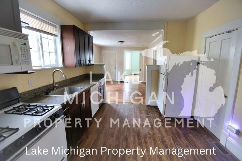 63 Caledonia St Ne - Photo 2 of 9