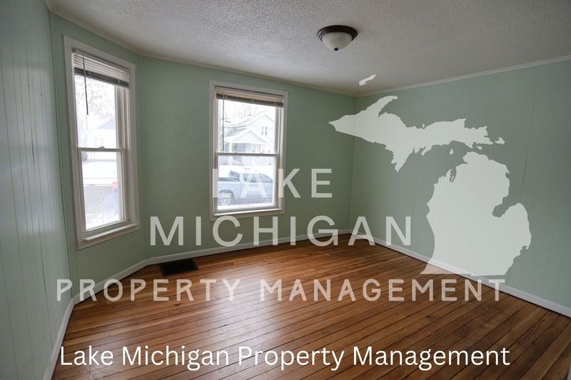 63 Caledonia St Ne - Photo 3 of 9