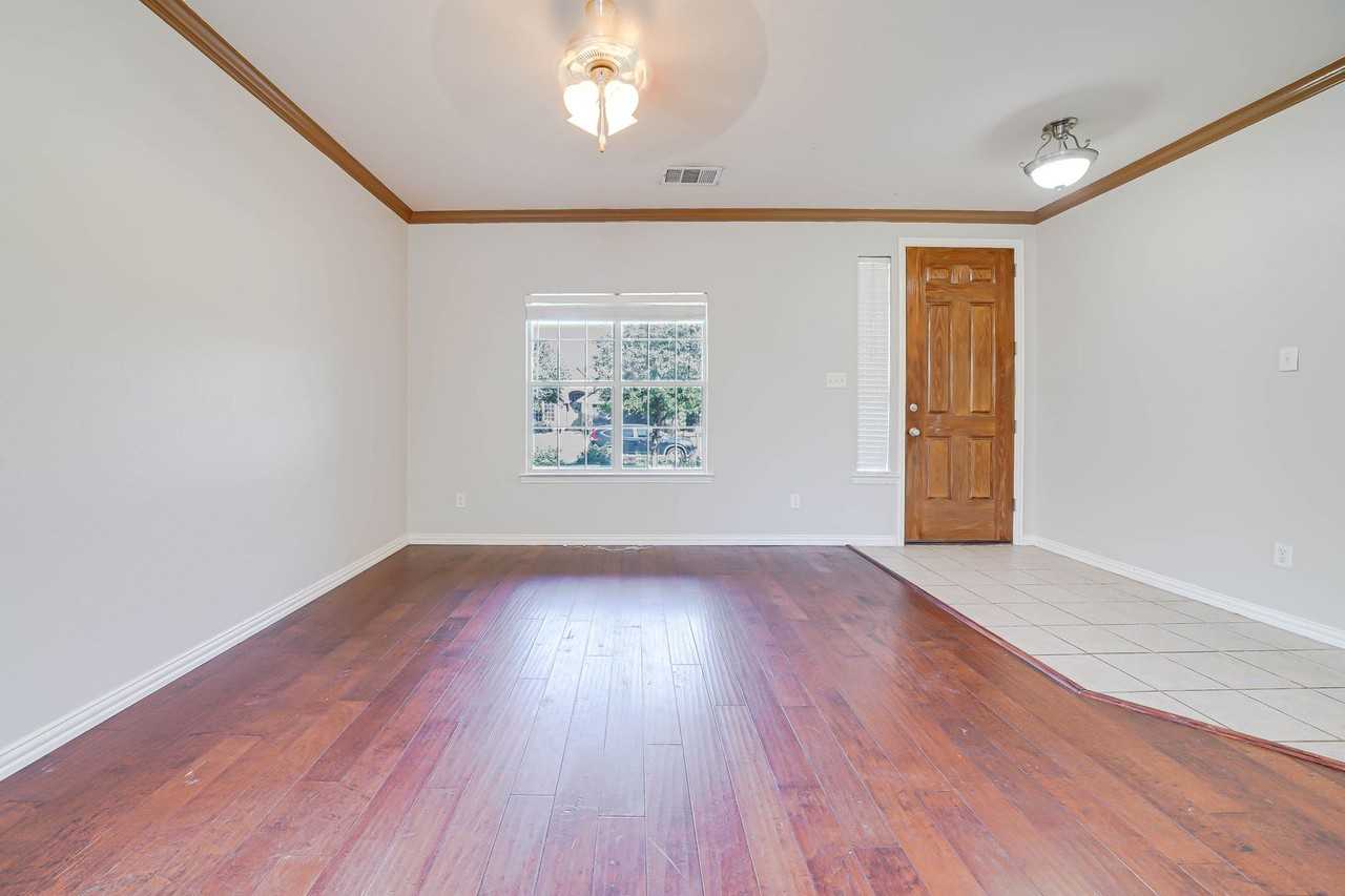 8273 Robertson Dr - Photo 3 of 7