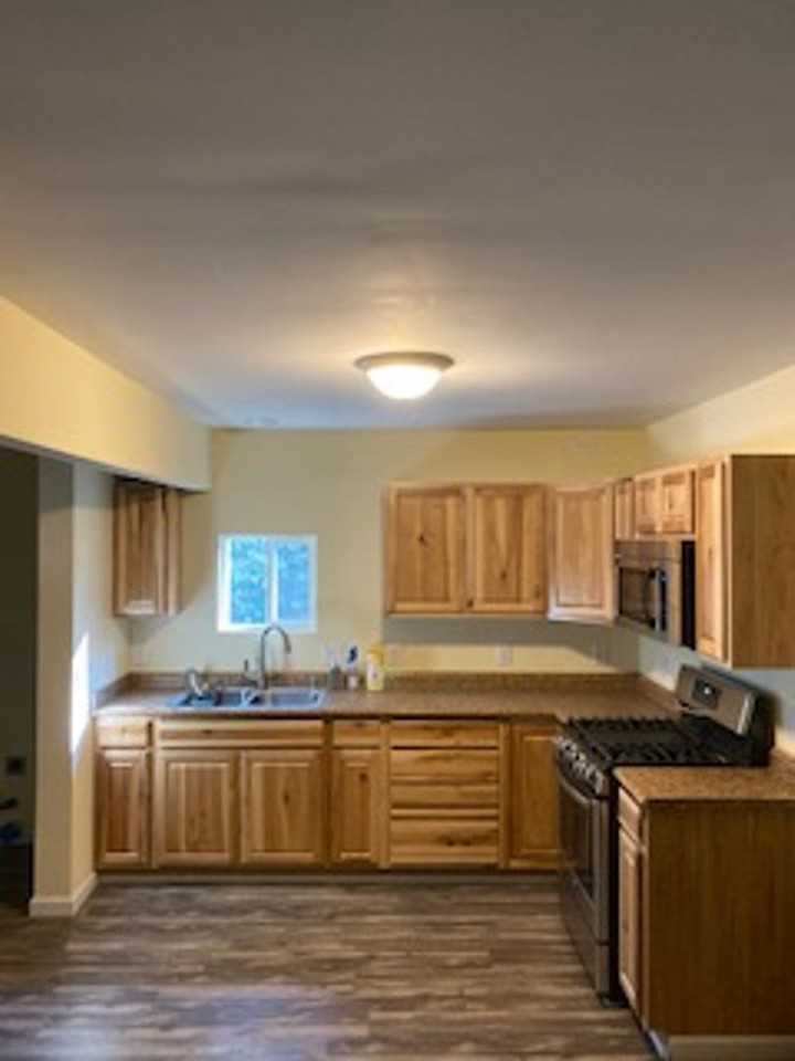 2070 Lucas Dr - Photo 2 of 11