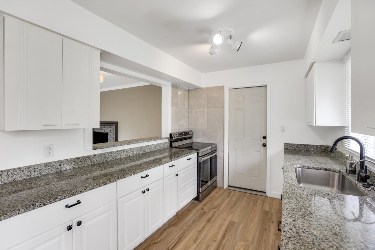 116 Westbourne Dr - Photo 2 of 5