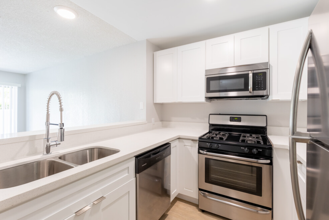 Spacious 2 Bedroom/2 Bath Apartment in KoreaTown - Photo 4 of 8