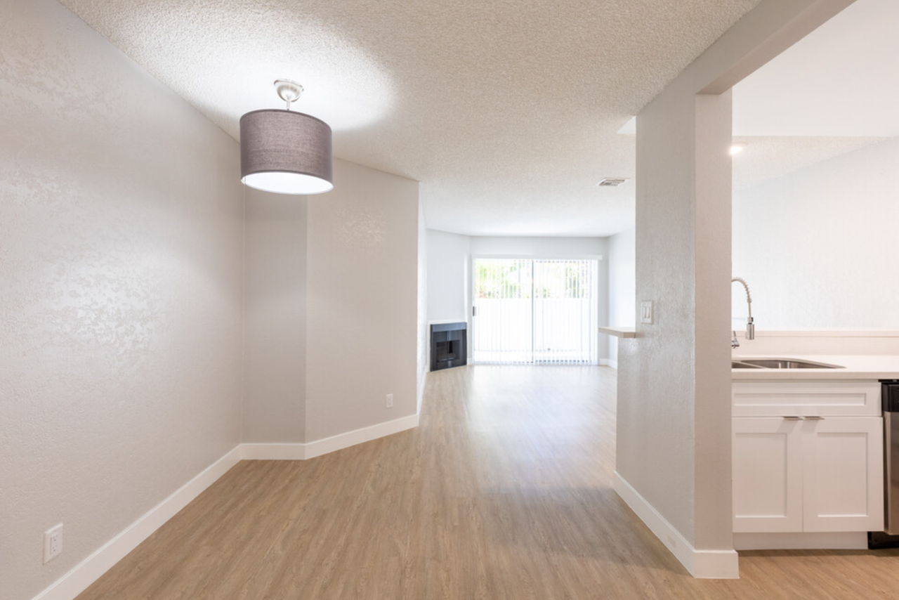 Spacious 2 Bedroom/2 Bath Apartment in KoreaTown - Photo 6 of 8