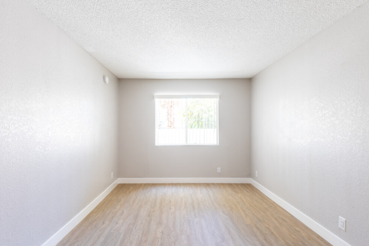 Spacious 2 Bedroom/2 Bath Apartment in KoreaTown - Photo 7 of 8