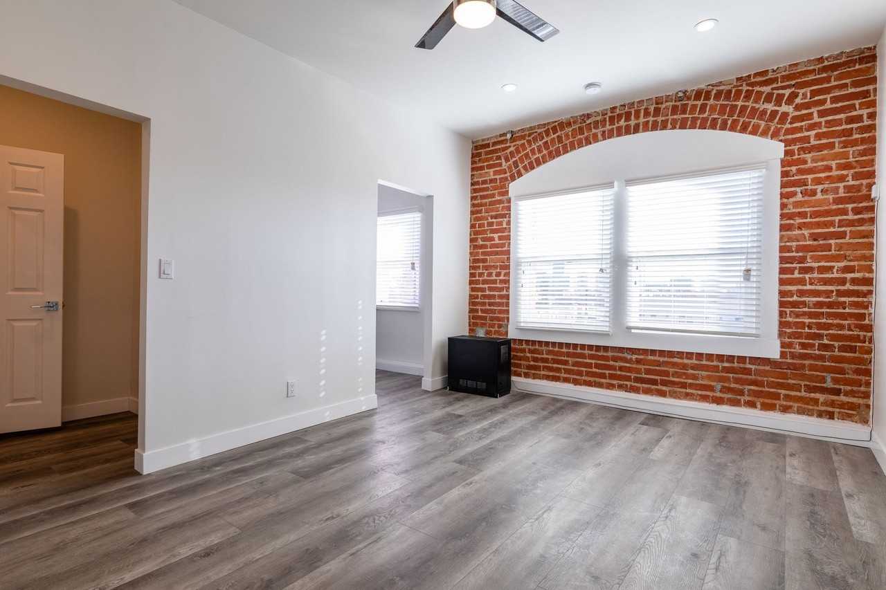 Cozy & Contemporary Studio in Koreatown - Photo 3 of 33