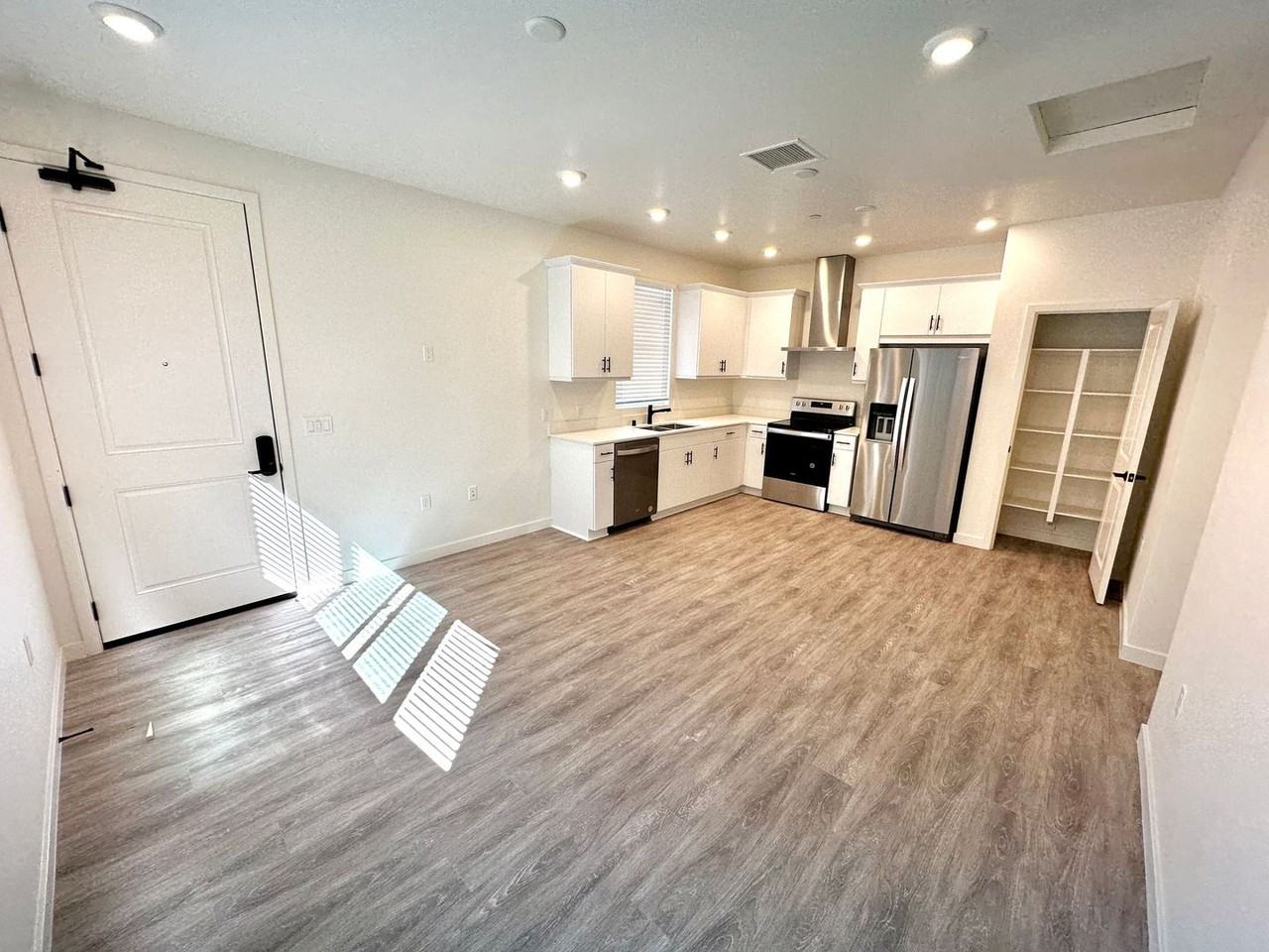 4017D Logan Ave - Photo 3 of 7