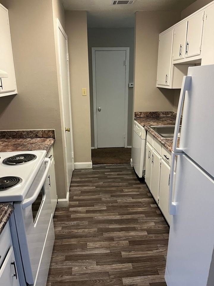 Chateau Apartments - Photo 7 of 8