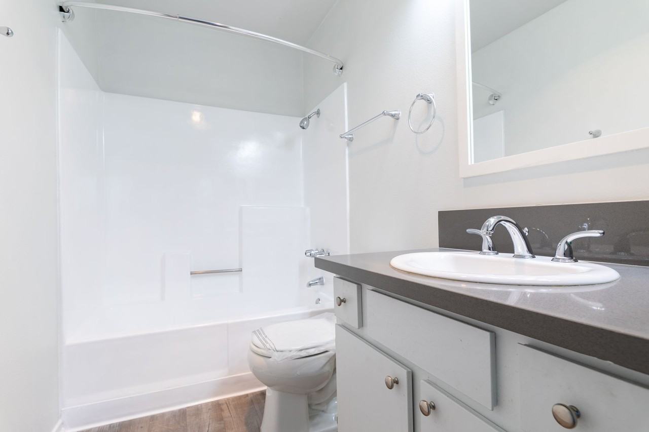 Beautiful Spacious Units - Photo 6 of 8