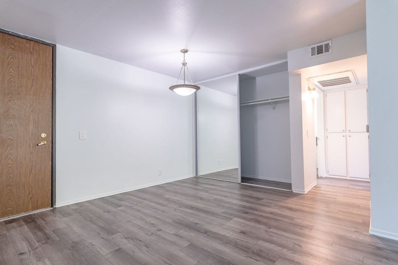 Beautiful Spacious Units - Photo 5 of 9