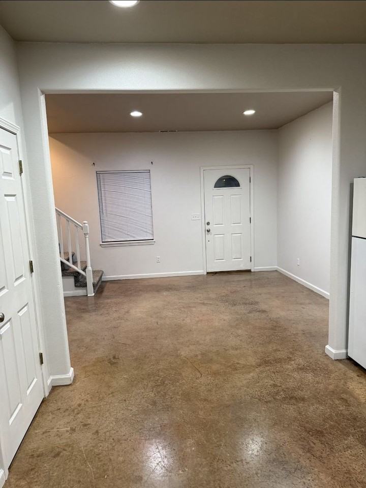 1003 Orchard St - Photo 3 of 12