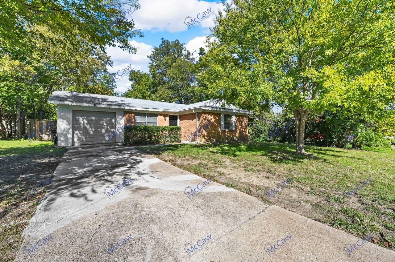 1209 Edgemont Dr - Photo 2 of 16