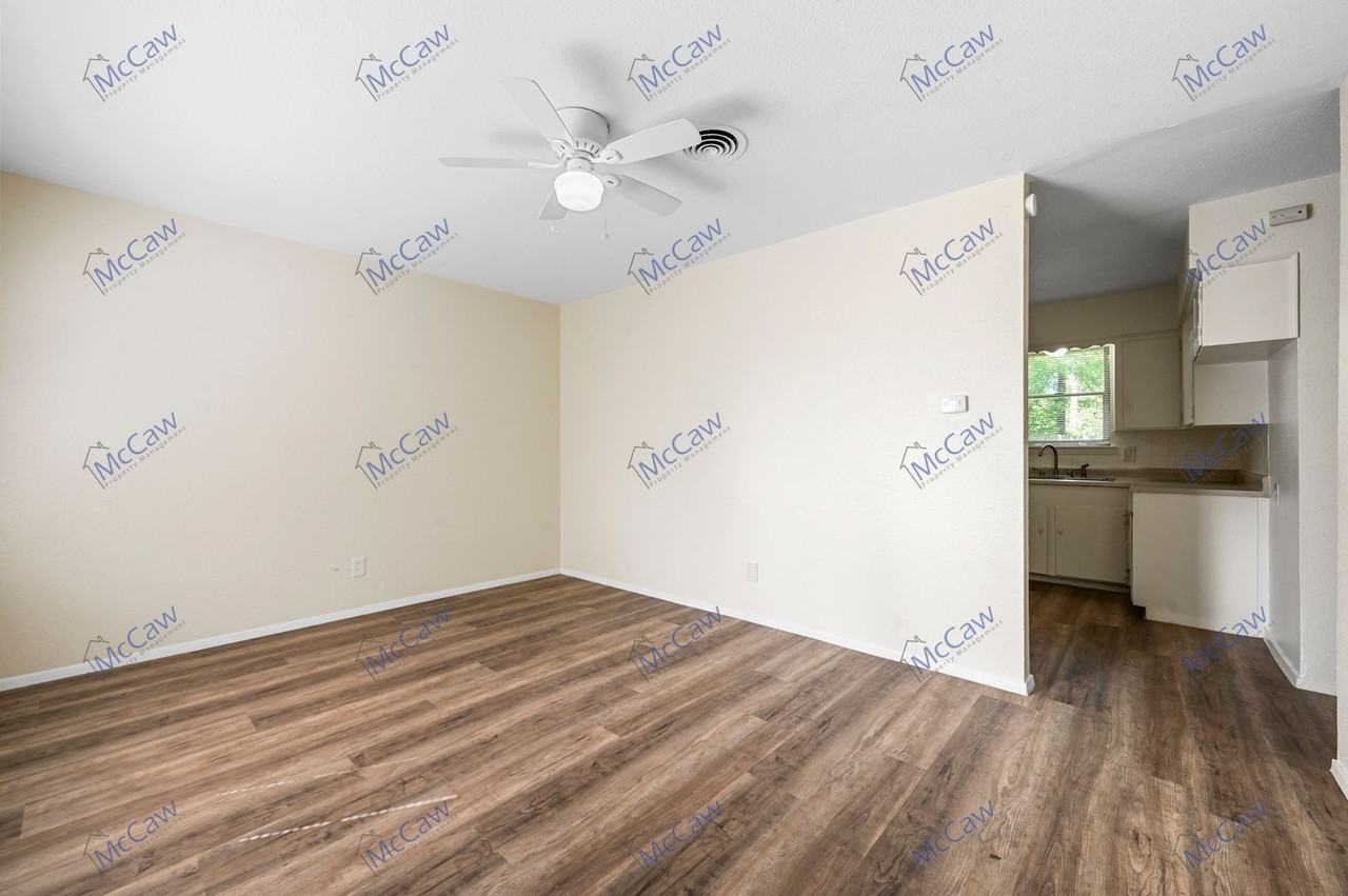 1209 Edgemont Dr - Photo 3 of 16
