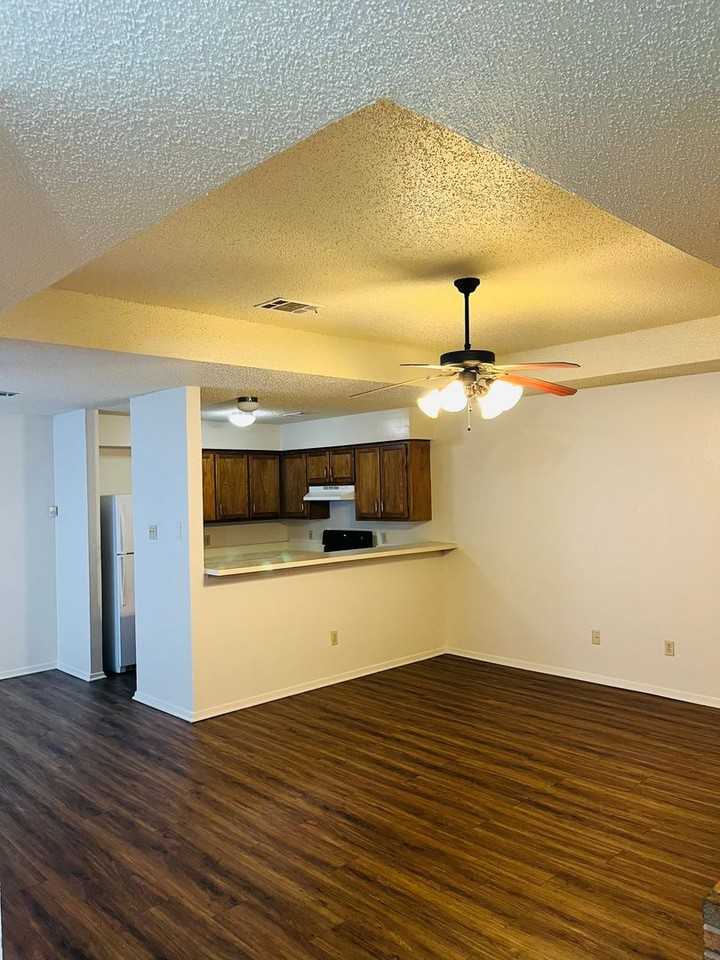 2423 Sherry St - Photo 2 of 11